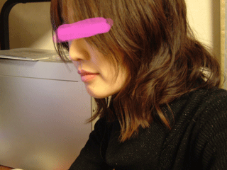 ばっさり。美容師さんが面白がって切った髪集めて見せてくれました。アフロカツラ一個出来そうでした（笑）