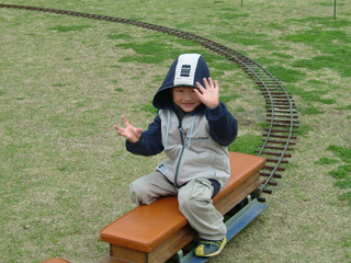 先日の宮ヶ瀬ダムで。本格的なミニ汽車に乗りました♪この時はこんなに元気だったのに…（Ｔ-Ｔ）早く良くなってね…