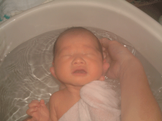娘が生まれて退院したばかりの頃の入浴姿。気持ち良さそうだ〜