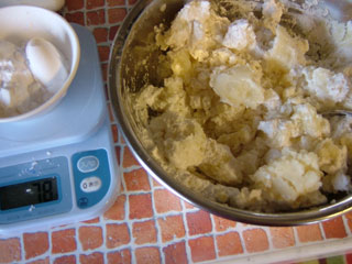 片栗粉がすごい量なのでなんだかコレジャガイモを使って片栗粉を食べてるみたいな感じだよなぁって思うけどまぁうどんも粉から出来てるし、そんなもんかなとも思う(^^;)