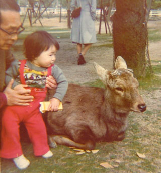 小さい女の子は私。隣はもう随分昔に亡くなった文吉じーちゃん♪無口な人だったけどこういう写真があると「おお結構遊んでくれてたんだなぁ!」なんて懐かしくなっちゃいます、写真っていいよね♪