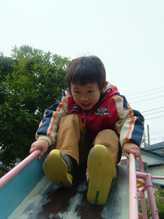 公園行ったりうろちょろしたり。誰も風邪を引いていないってのは素晴らしく素晴らしいことですな。つか長男最近髪型がヘルメットみたいだよ、梳かなきゃ(^^;)