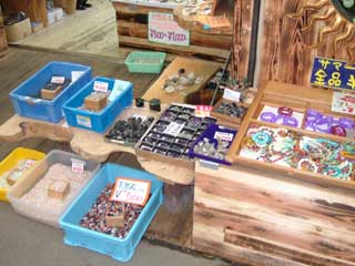 色んな石が入ってる籠から一掴み500円が相場みたいです(^^;)