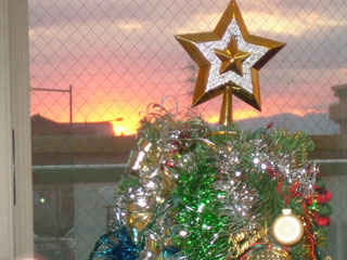 夕方見た夕日がすごく綺麗だったけど写真にすると…orzカメラの腕がないのが悲しいよ〜(T-T)