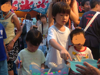 わたがしとかも300円って！袋は500円って！高くね？町祭りは綿菓子50とか150円が相場で（＾＾；）最近祭り物価上がってる気がするっっそれとも大手の祭りは小さい町祭りとか格が違うの？？