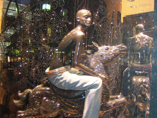 これ、マジで四頭か五頭でぐるぐる店内回ってんのｗ乗りたくなるっつーのｗ表参道ヒルズは全体的にディスプレイが過剰な所が面白かったです。うん。