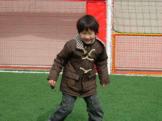 めっちゃヘタだけどそれなりにサッカーを楽しんでいるようです♪