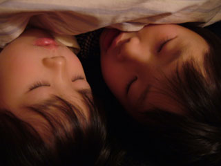 寒いから寝られないって言うから、じゃあ兄ちゃんにくっついてれば？って言ったらこんな状態に。かーわーいいーっっ