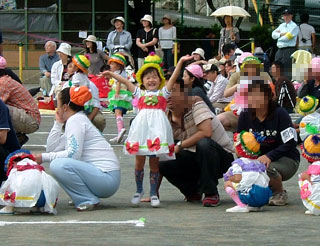 パパに花嫁さんのドレス着せてもらってかけっこ（＾-＾）ご機嫌でした♪