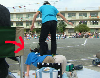 年長さんの演技に合わせて組み体操！これがけっこう上手だったんだけど正面から撮れなくて残念っっ（＾＾；）