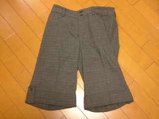 初めて買った半分パンツ、ブーツに合わせれば足全部隠れるからいいか。と。