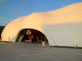 不動。かまくらみたいなお店。中も超キレイ、基本真っ白