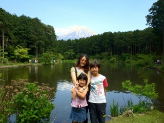 花鳥園の池の前。後ろに富士山♪