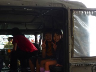 通り掛りのＳＡで自衛隊の車に乗ってはしゃぐふたり♪